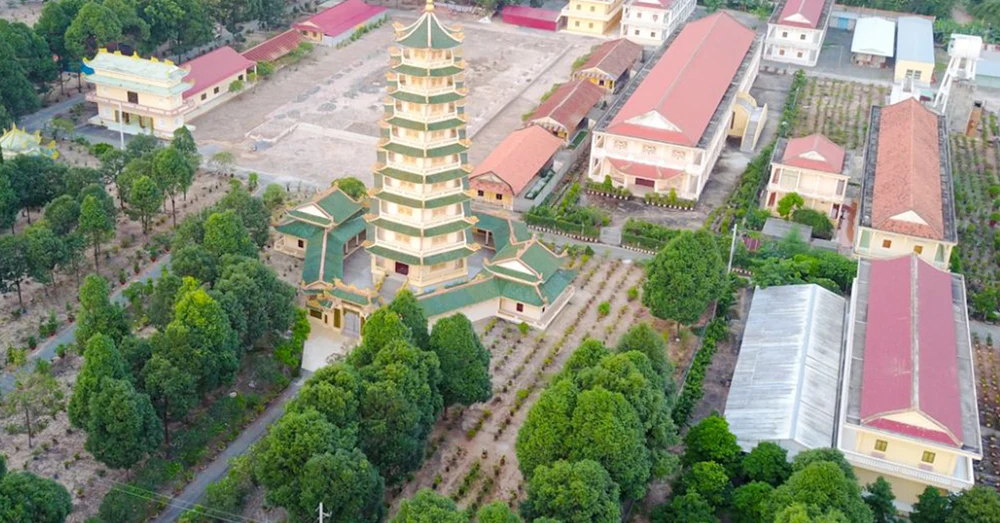 Chùa Phật Quang Vũng Tàu: Hướng Dẫn Tham Quan Mới Nhất 13 Tháp Đa Bảo